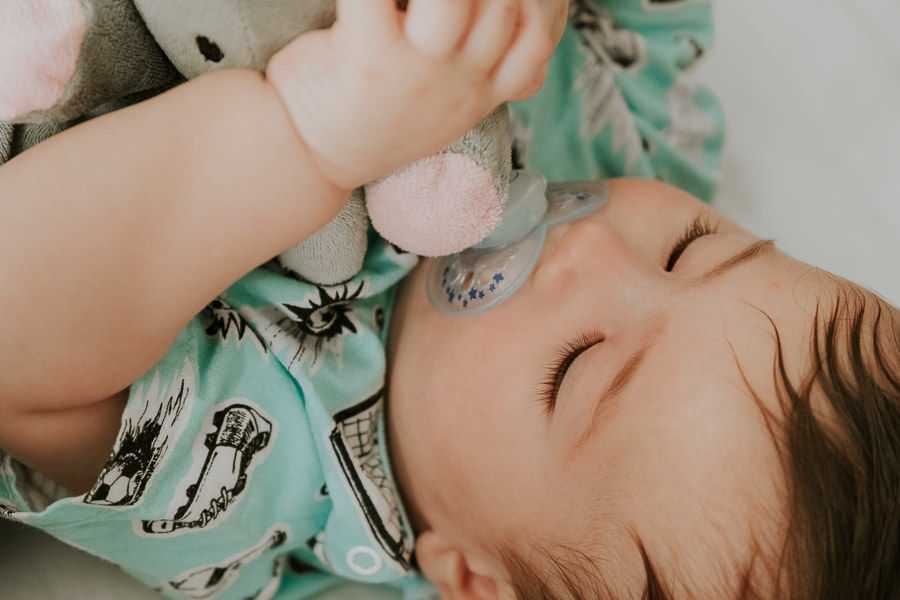 Ensaio fotográfico lifestyle de família em casa no jardim das indústrias, em São José dos Campos por Anderson Crepaldi Fotografia