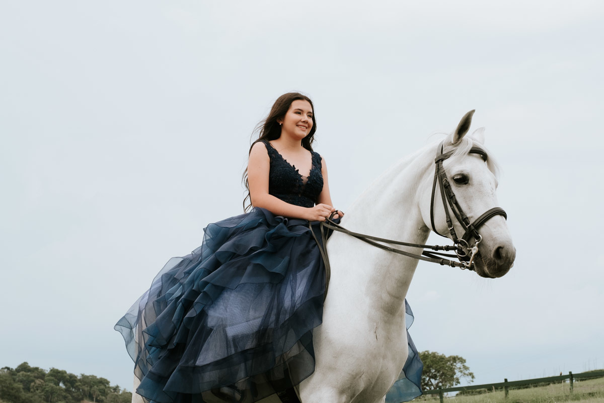 Ensaio fotográfico diferente de 15 anos de Mariana no Haras Bonanza Rural Center em Jacareí por Anderson Crepaldi Fotografia