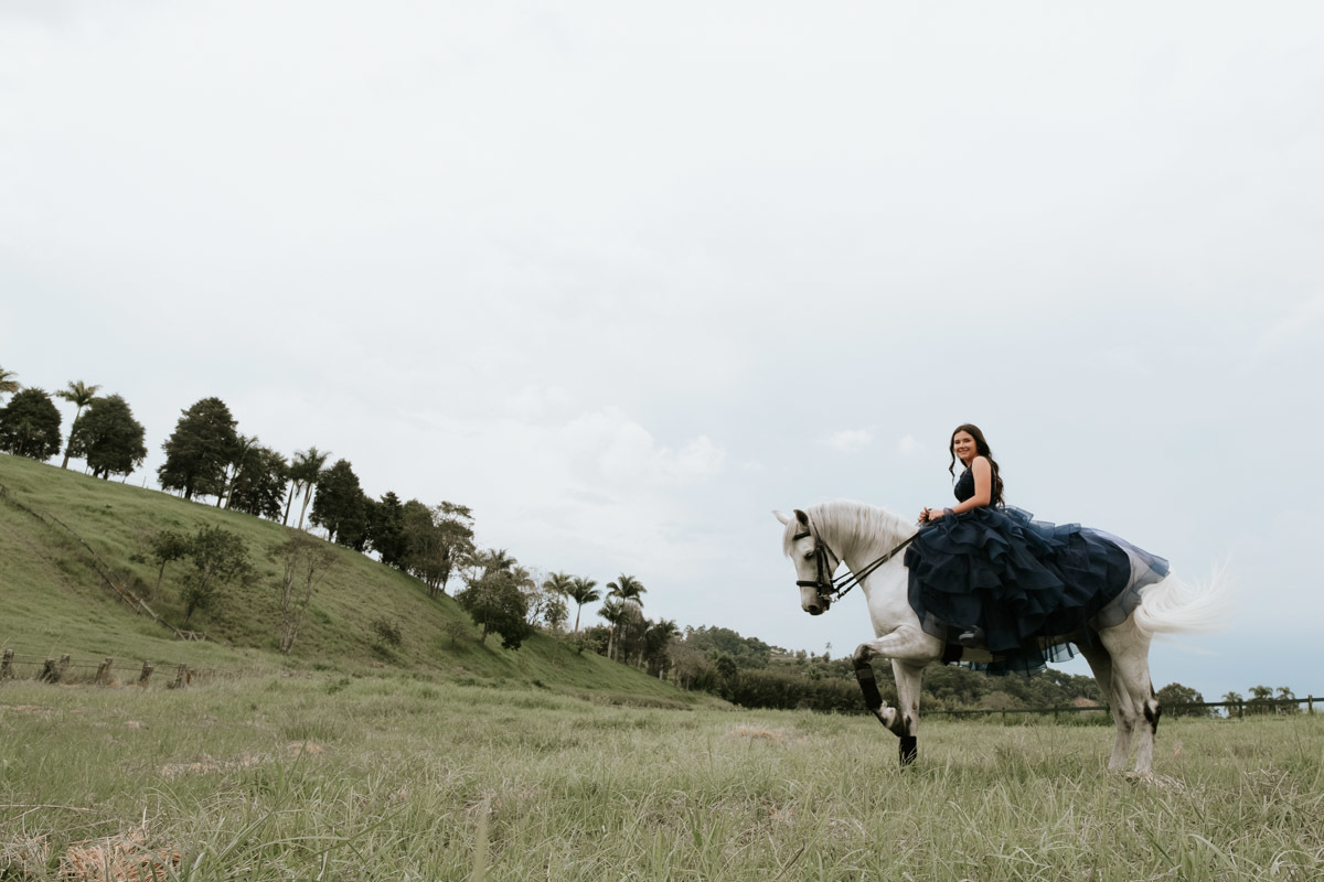 Ensaio fotográfico diferente de 15 anos de Mariana no Haras Bonanza Rural Center em Jacareí por Anderson Crepaldi Fotografia