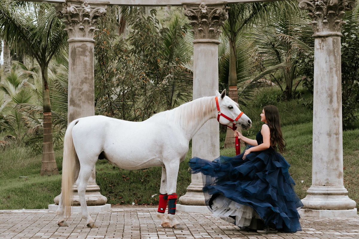 Ensaio fotográfico diferente de 15 anos de Mariana no Haras Bonanza Rural Center em Jacareí por Anderson Crepaldi Fotografia