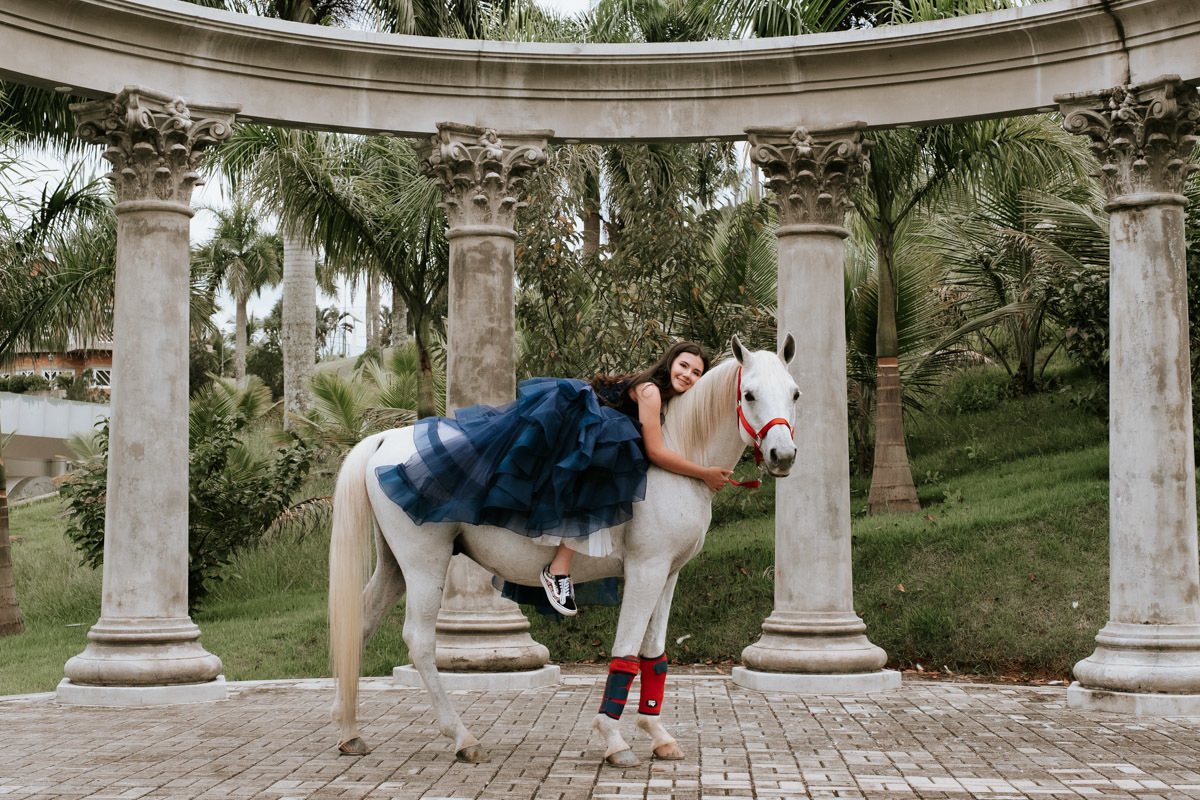 Ensaio fotográfico diferente de 15 anos de Mariana no Haras Bonanza Rural Center em Jacareí por Anderson Crepaldi Fotografia