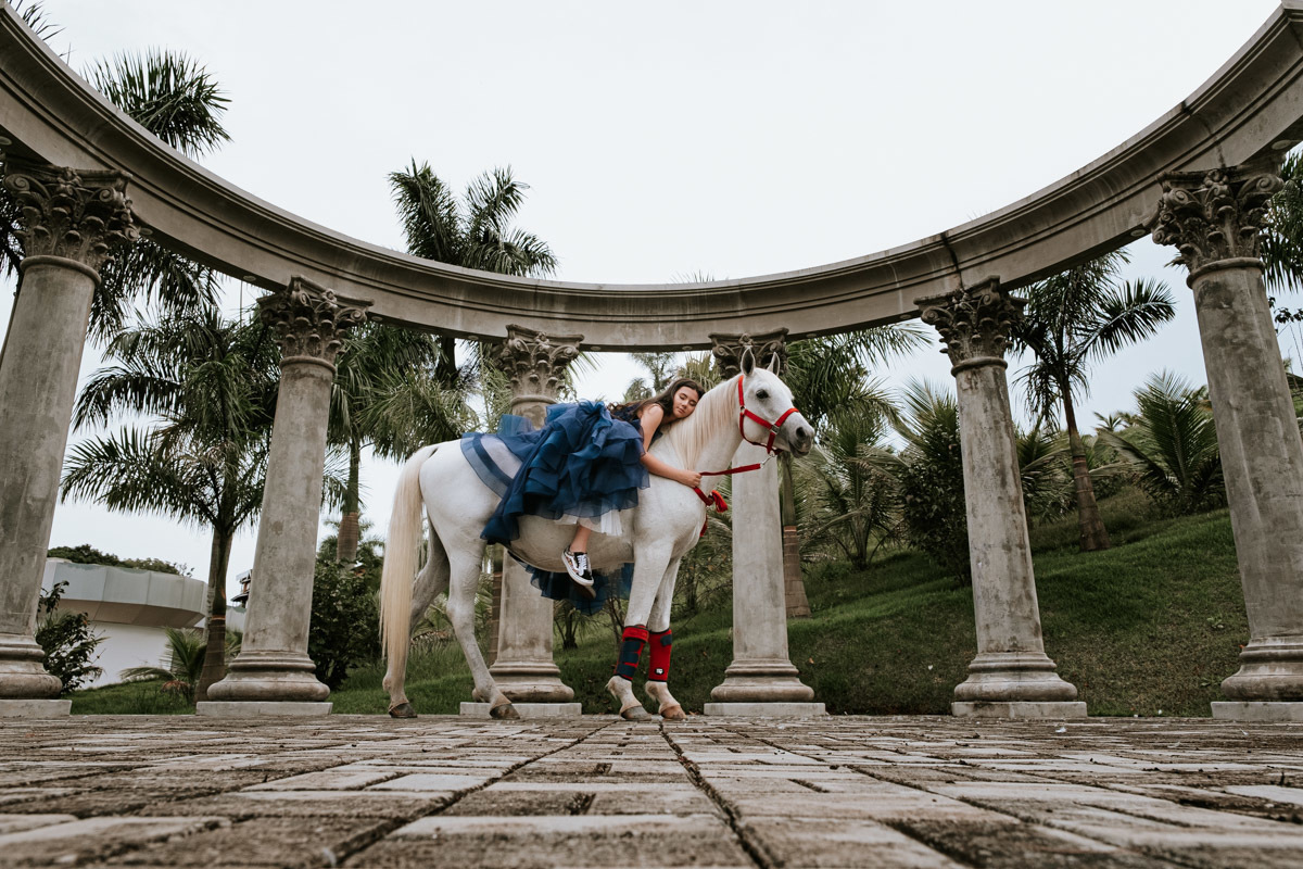 Ensaio fotográfico diferente de 15 anos de Mariana no Haras Bonanza Rural Center em Jacareí por Anderson Crepaldi Fotografia