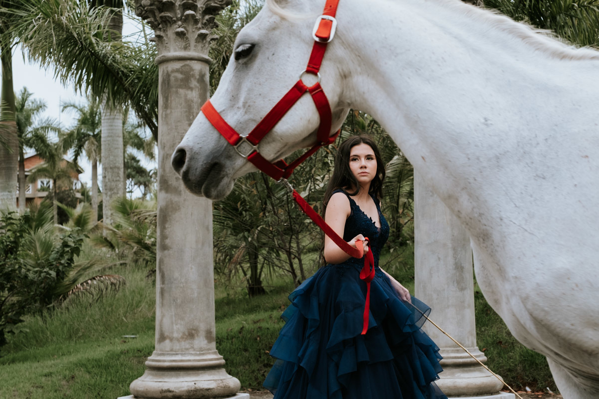 Ensaio fotográfico diferente de 15 anos de Mariana no Haras Bonanza Rural Center em Jacareí por Anderson Crepaldi Fotografia