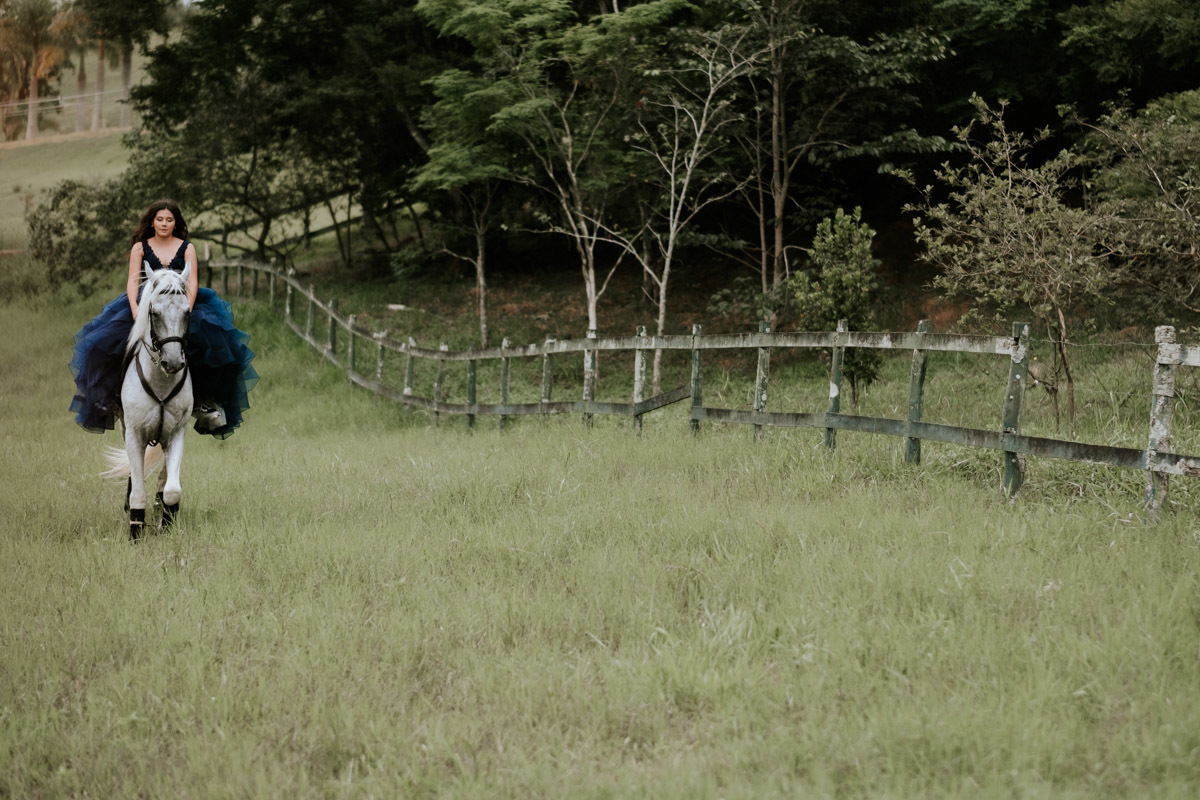 Ensaio fotográfico diferente de 15 anos de Mariana no Haras Bonanza Rural Center em Jacareí por Anderson Crepaldi Fotografia