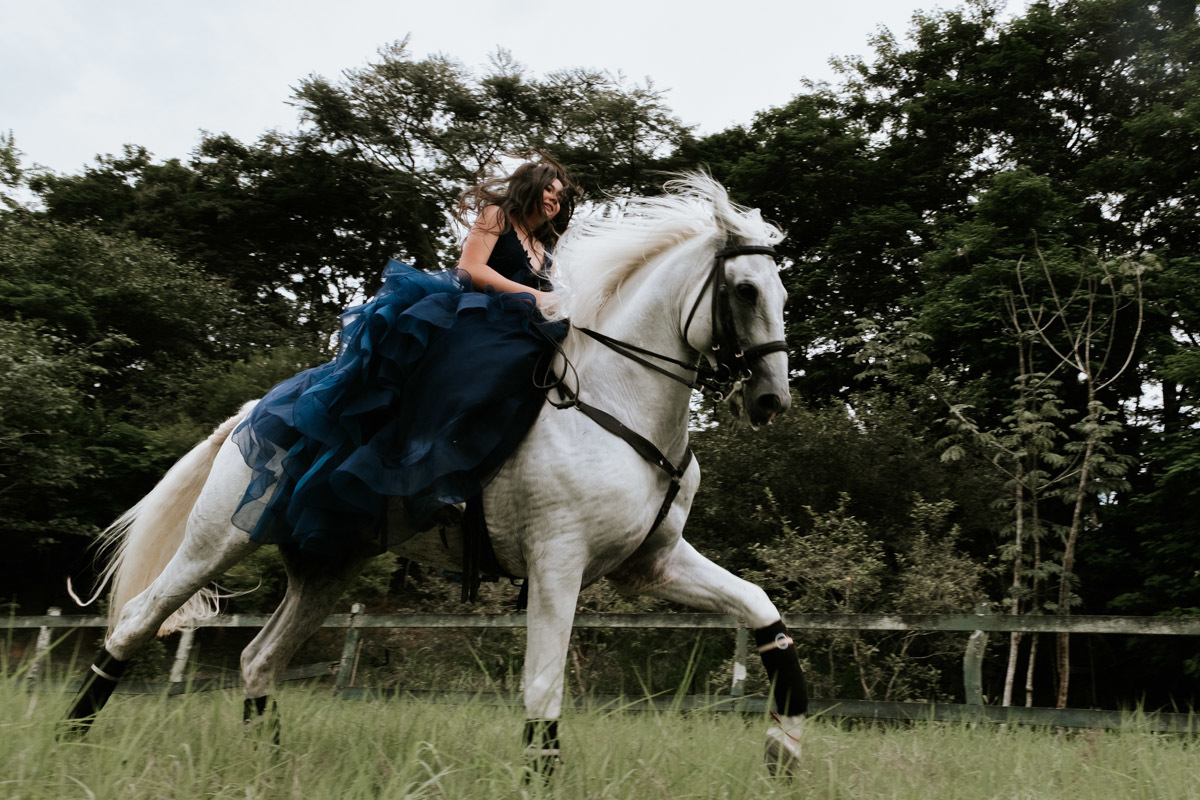 Ensaio fotográfico diferente de 15 anos de Mariana no Haras Bonanza Rural Center em Jacareí por Anderson Crepaldi Fotografia