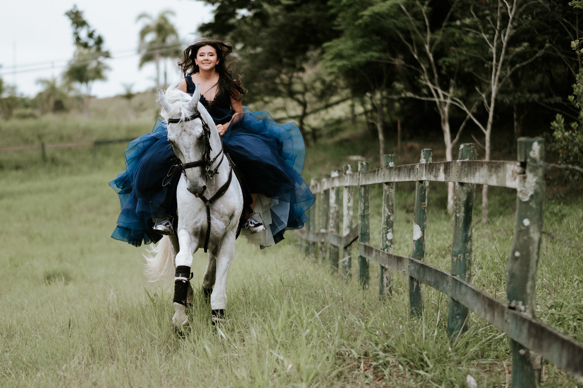 Ensaio fotográfico diferente de 15 anos de Mariana no Haras Bonanza Rural Center em Jacareí por Anderson Crepaldi Fotografia