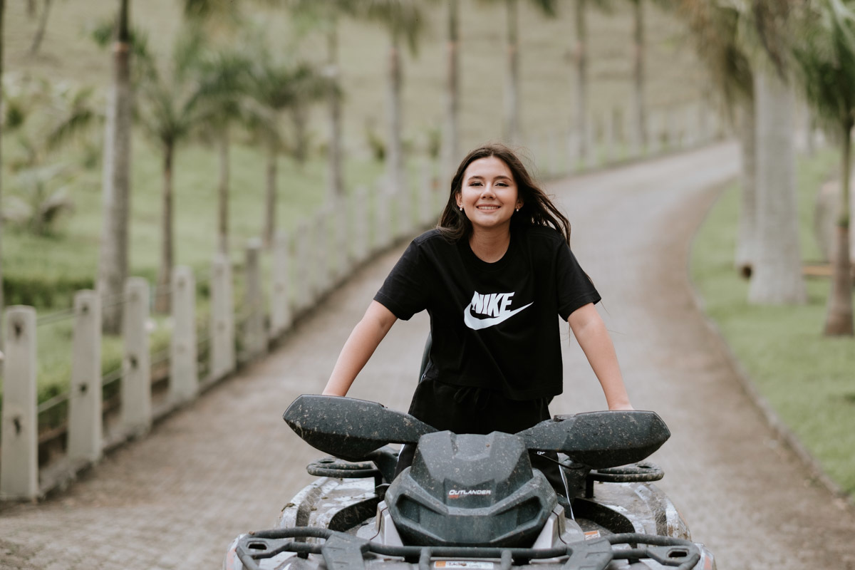 Ensaio fotográfico diferente de 15 anos de Mariana no Haras Bonanza Rural Center em Jacareí por Anderson Crepaldi Fotografia