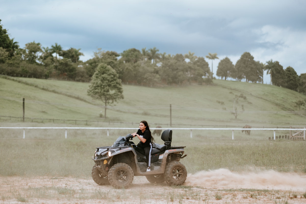 Ensaio fotográfico diferente de 15 anos de Mariana no Haras Bonanza Rural Center em Jacareí por Anderson Crepaldi Fotografia