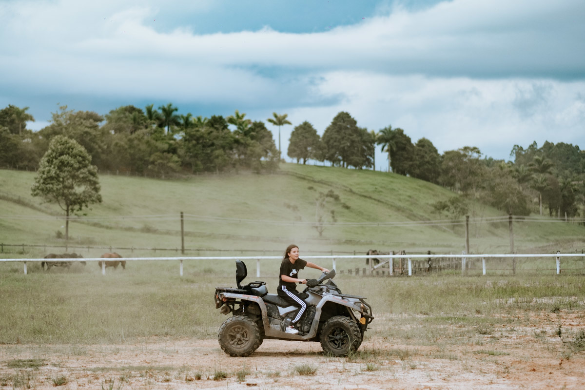 Ensaio fotográfico diferente de 15 anos de Mariana no Haras Bonanza Rural Center em Jacareí por Anderson Crepaldi Fotografia