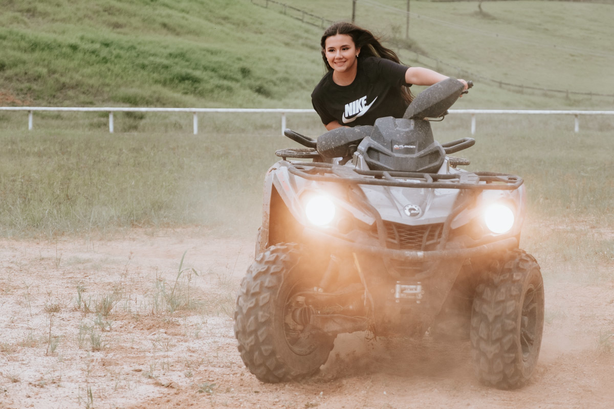 Ensaio fotográfico diferente de 15 anos de Mariana no Haras Bonanza Rural Center em Jacareí por Anderson Crepaldi Fotografia