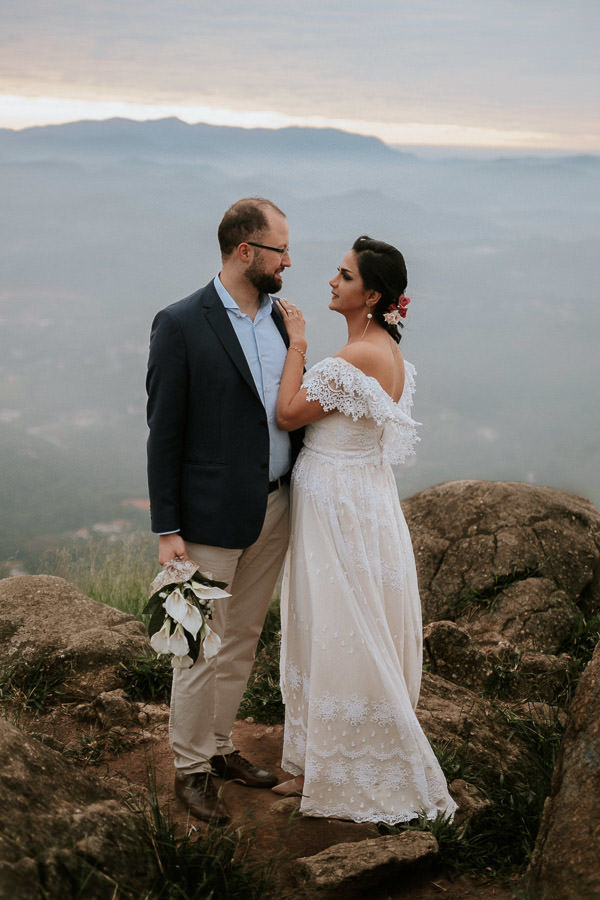Ensaio fotográfico no nascer do sol de Majd e Rima no Pico do Olho D'água em Mairiporã por Anderson Crepaldi Fotografia