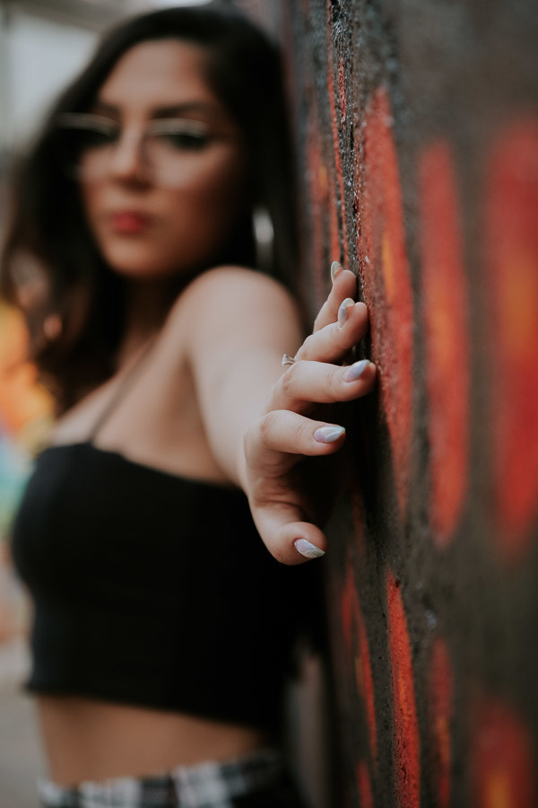 ensaio fotográfico urbano debutante de 15 anos no Beco do Batman, em São Paulo por Anderson Crepaldi Fotografia