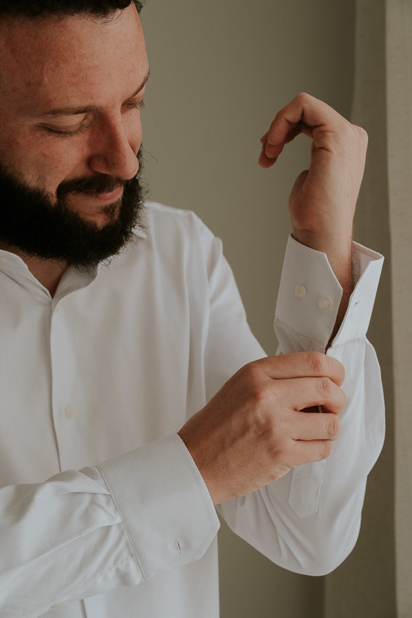 Making of noivo William se arrumando em casa para o mini wedding em casa em Indaiatuba por Anderson Crepaldi Fotografia