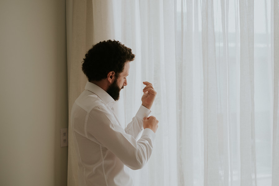 Making of noivo William se arrumando em casa para o mini wedding em casa em Indaiatuba por Anderson Crepaldi Fotografia