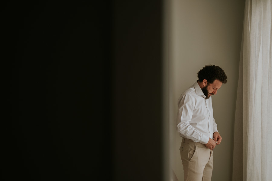 Making of noivo William se arrumando em casa para o mini wedding em casa em Indaiatuba por Anderson Crepaldi Fotografia