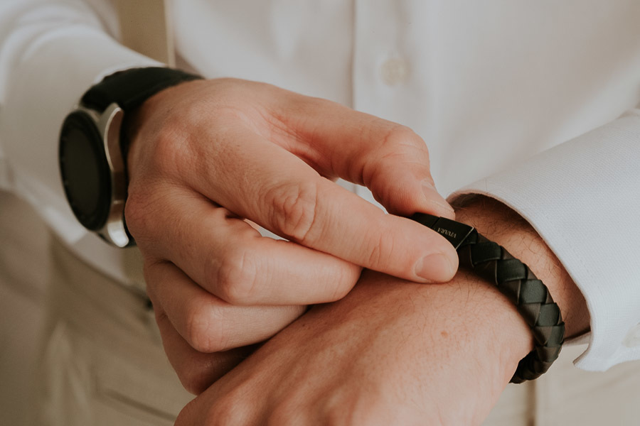 Making of noivo William se arrumando em casa para o mini wedding em casa em Indaiatuba por Anderson Crepaldi Fotografia