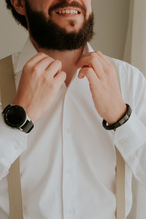 Making of noivo William se arrumando em casa para o mini wedding em casa em Indaiatuba por Anderson Crepaldi Fotografia