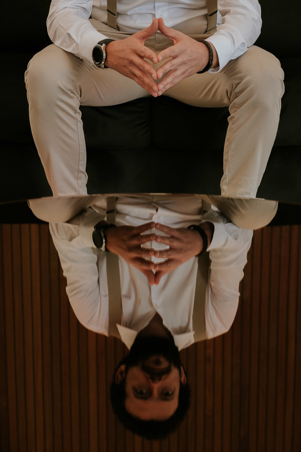 Making of noivo William se arrumando em casa para o mini wedding em casa em Indaiatuba por Anderson Crepaldi Fotografia