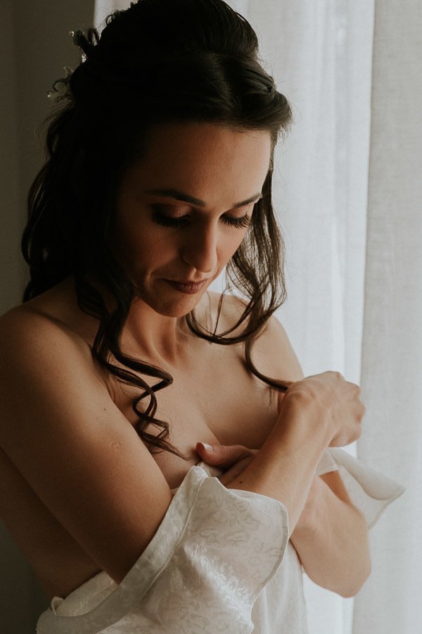 Making off de noiva se arrumando em casa para mini wedding em Indaiatuba por Anderson Crepaldi Fotografia