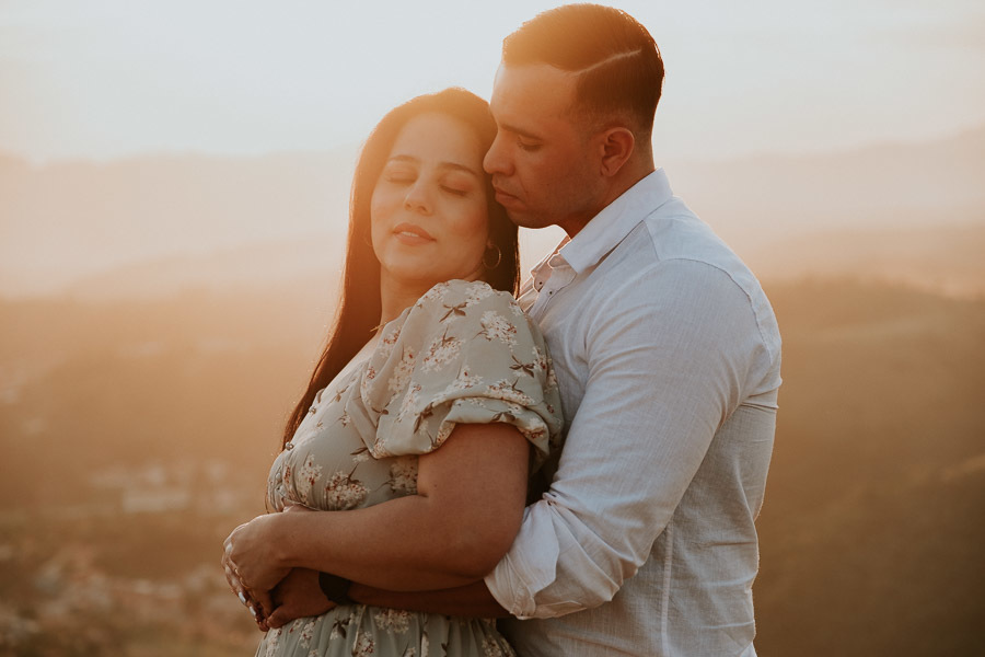 Ensaio fotográfico no por do sol, pré casamento de Jéssica e Daniel no Morro do Capuava em Pirapora do Bom Jesus, por Anderson Crepaldi Fotografia