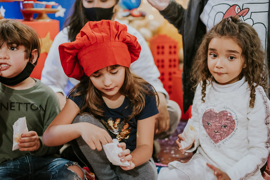 Festa infantil com tema a mulher maravilha de Sofia no Buffet Nova Estação, por Anderson Crepaldi Fotografia