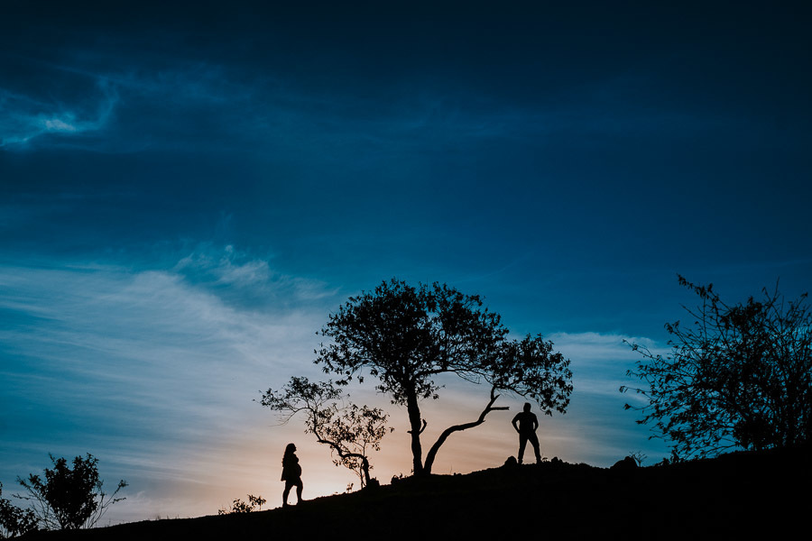 Ensaio fotográfico de gestante no por do sol de Letícia no Morro do Capuava em Pirapora do Bom Jesus, por Anderson Crepaldi Fotografia