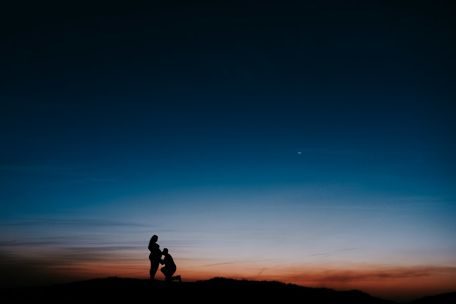 Ensaio fotográfico de gestante no por do sol de Letícia no Morro do Capuava em Pirapora do Bom Jesus, por Anderson Crepaldi Fotografia