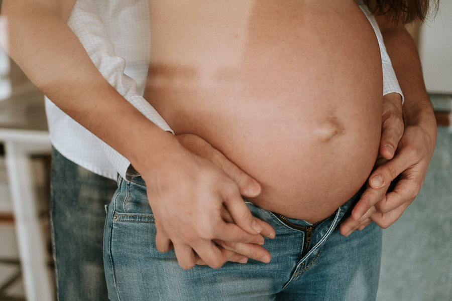 Ensaio fotográfico gestante lifestyle da Bruna, feito em casa, em São Paulo, por Anderson Crepaldi Fotografia