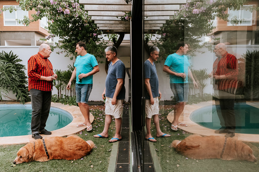 Making of do noivo Eric se arrumando para o casamento com sua família na própria casa, por Anderson Crepaldi Fotografia