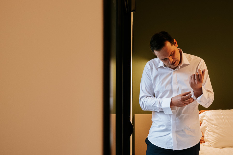 Making of do noivo Eric se arrumando para o casamento com sua família na própria casa, por Anderson Crepaldi Fotografia