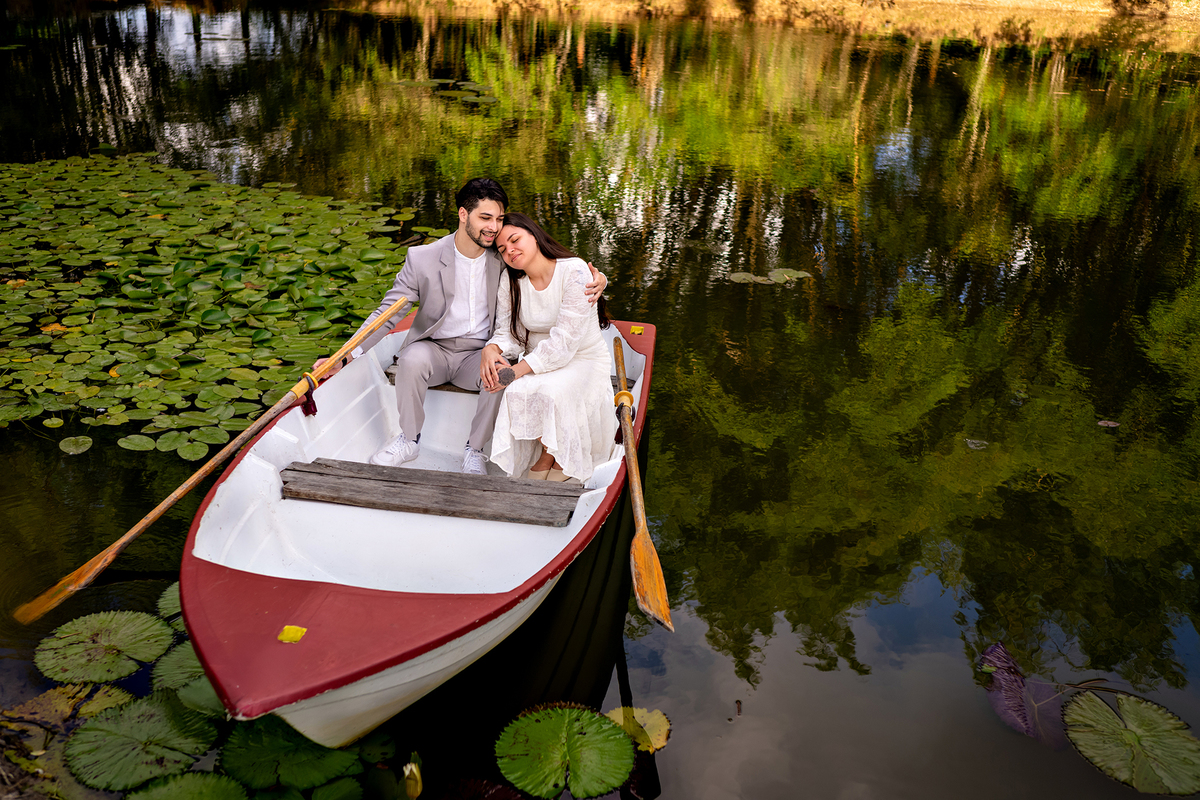 casal abraçado no barco