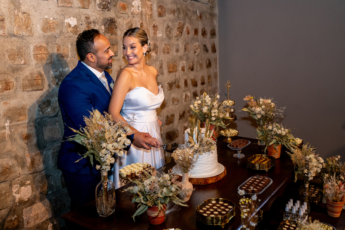 Noivos na mesa do bolo