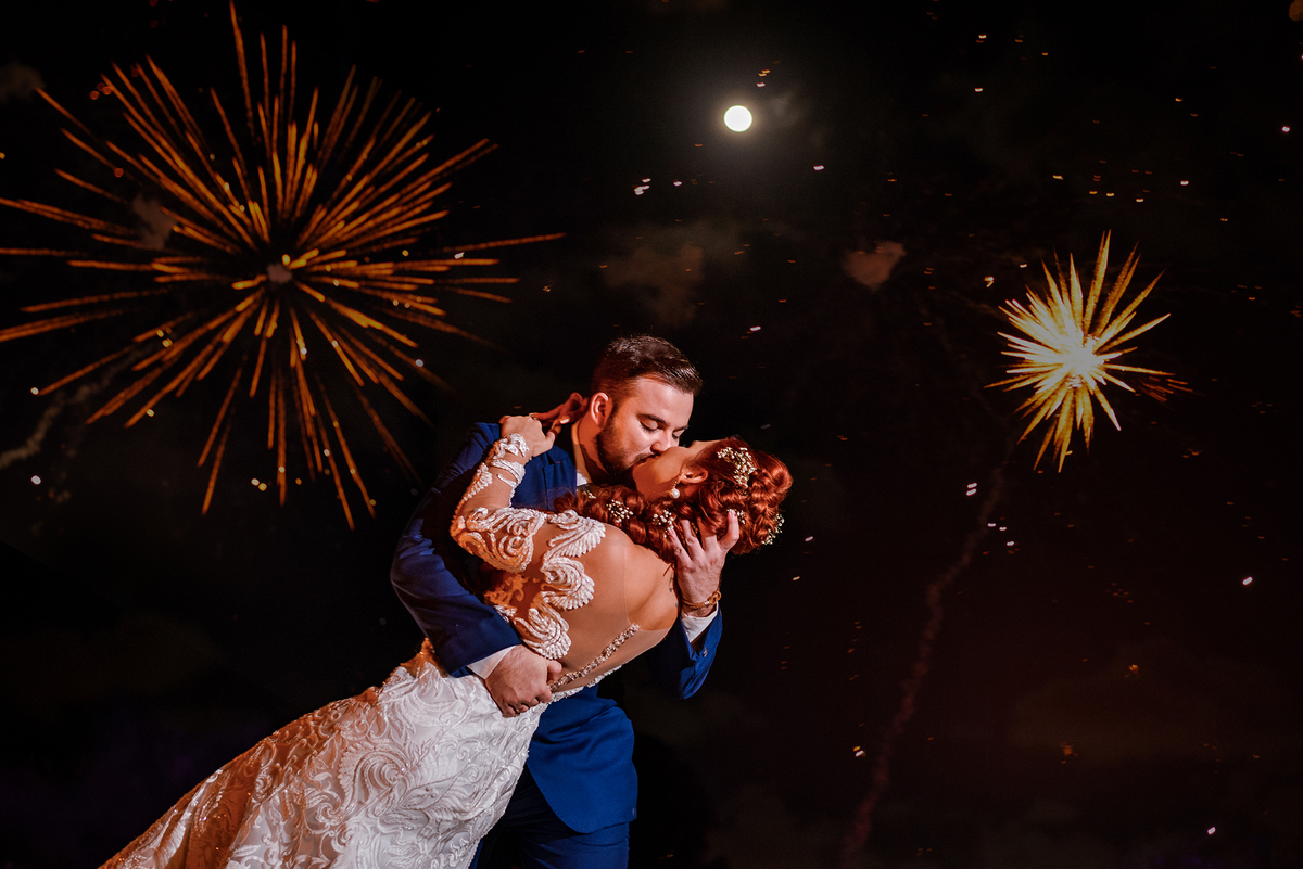 beijo e fogos de artificio