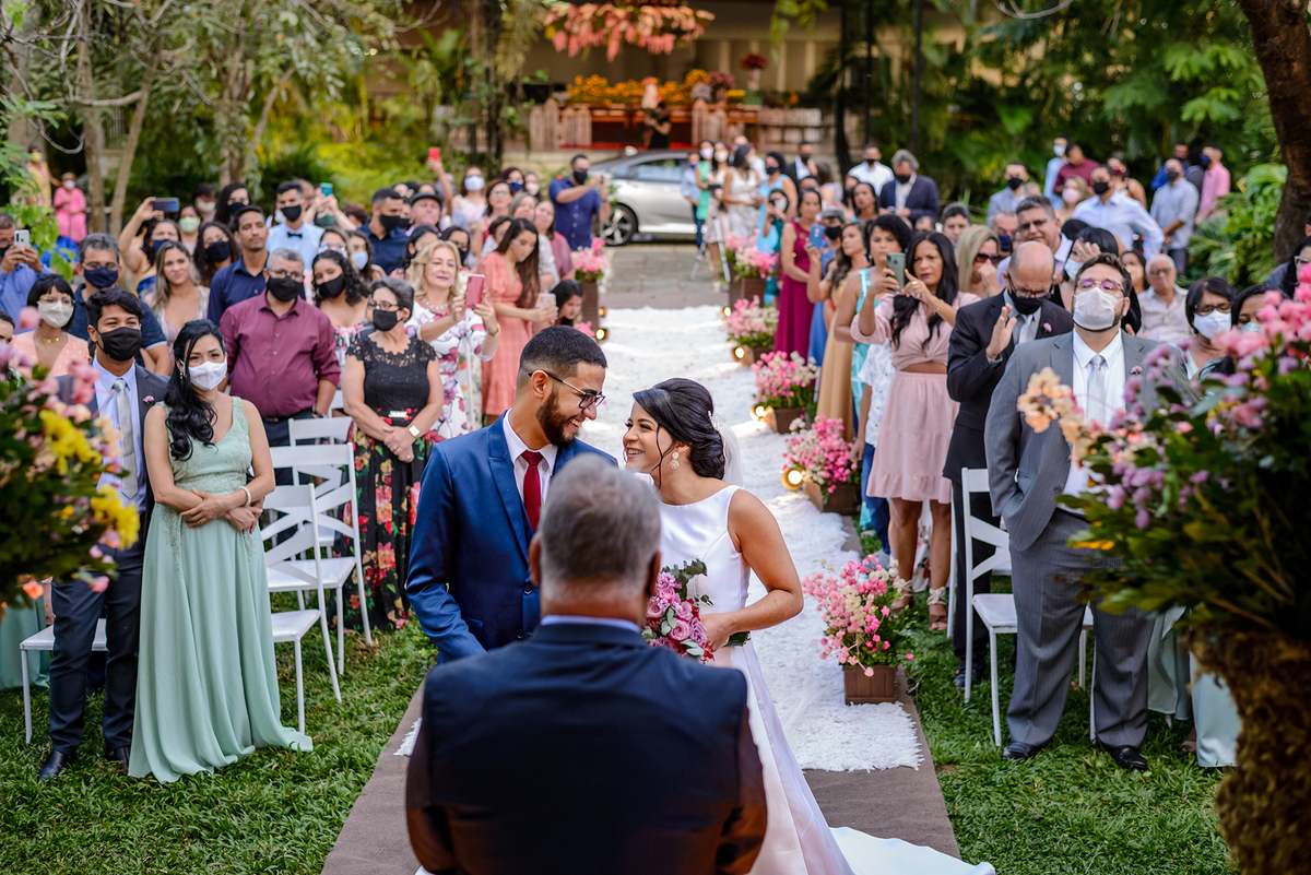 sorrindo e se olhando