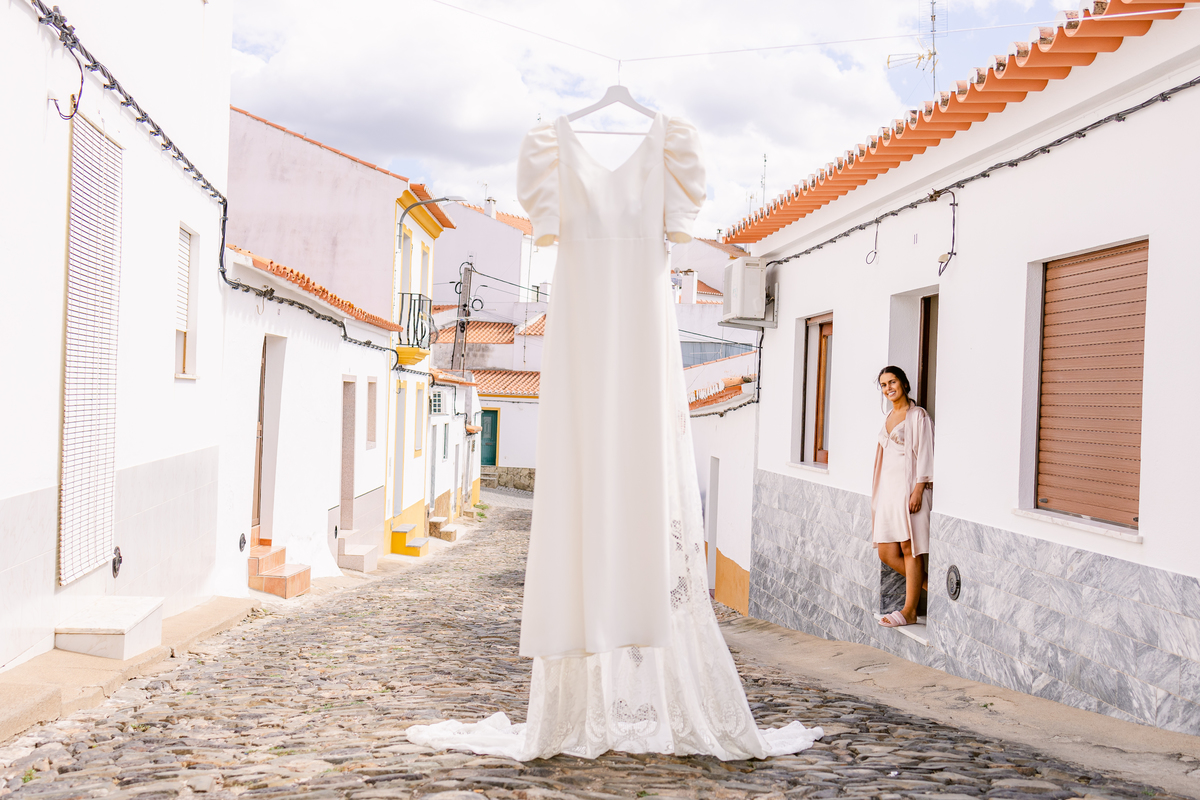 Fotografa de Casamentos, fazemos a reportagem da cerimónia e acompanhamos a festa, dando atenção a todos os pormenores; sessão com os noivos incluída.
Inês Valente Fotografia - Everyone has a Story