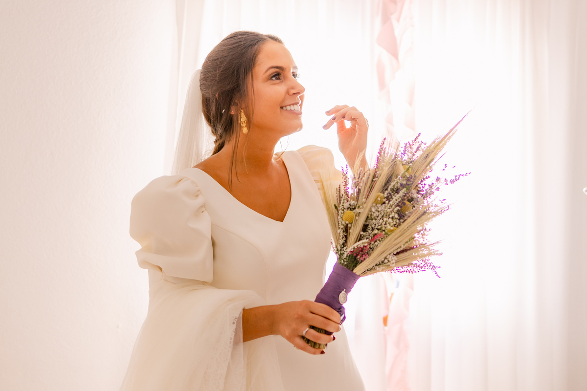 Fotografa de Casamentos, fazemos a reportagem da cerimónia e acompanhamos a festa, dando atenção a todos os pormenores; sessão com os noivos incluída.
Inês Valente Fotografia - Everyone has a Story