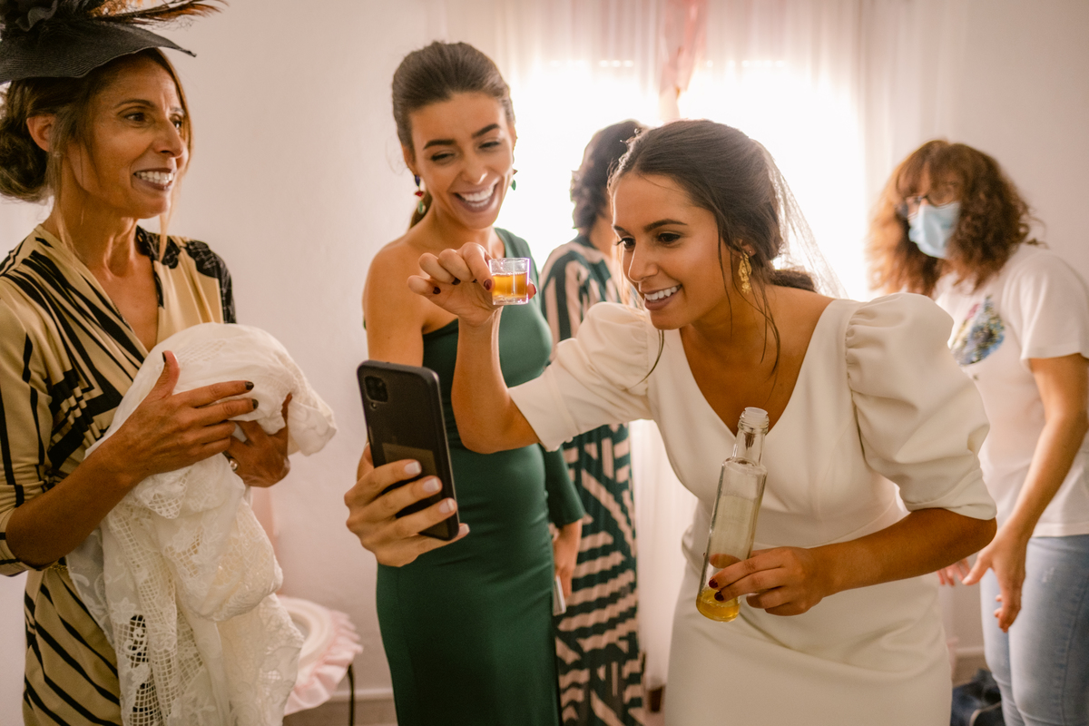 Fotografa de Casamentos, fazemos a reportagem da cerimónia e acompanhamos a festa, dando atenção a todos os pormenores; sessão com os noivos incluída.
Inês Valente Fotografia - Everyone has a Story