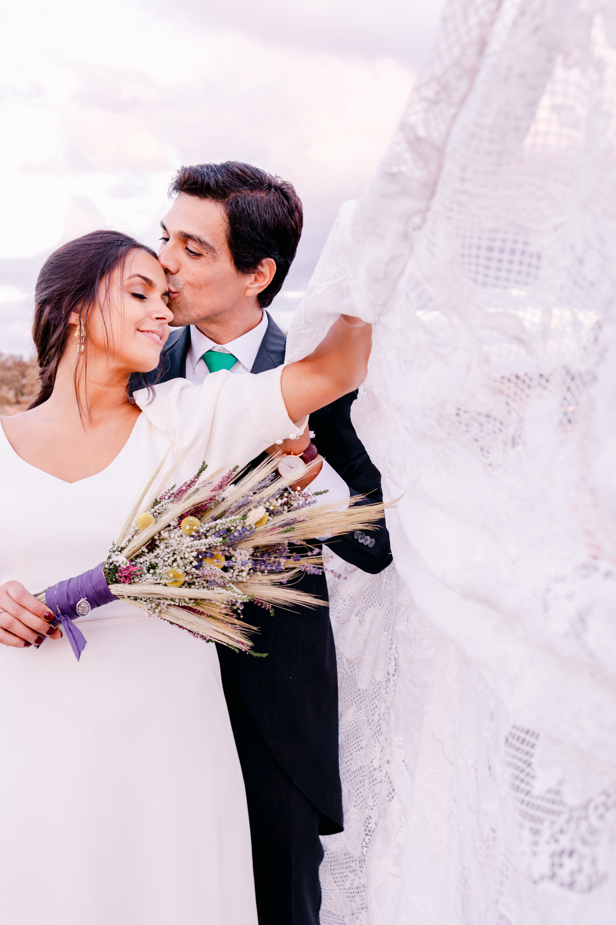 Fotografa de Casamentos, fazemos a reportagem da cerimónia e acompanhamos a festa, dando atenção a todos os pormenores; sessão com os noivos incluída.
Inês Valente Fotografia - Everyone has a Story