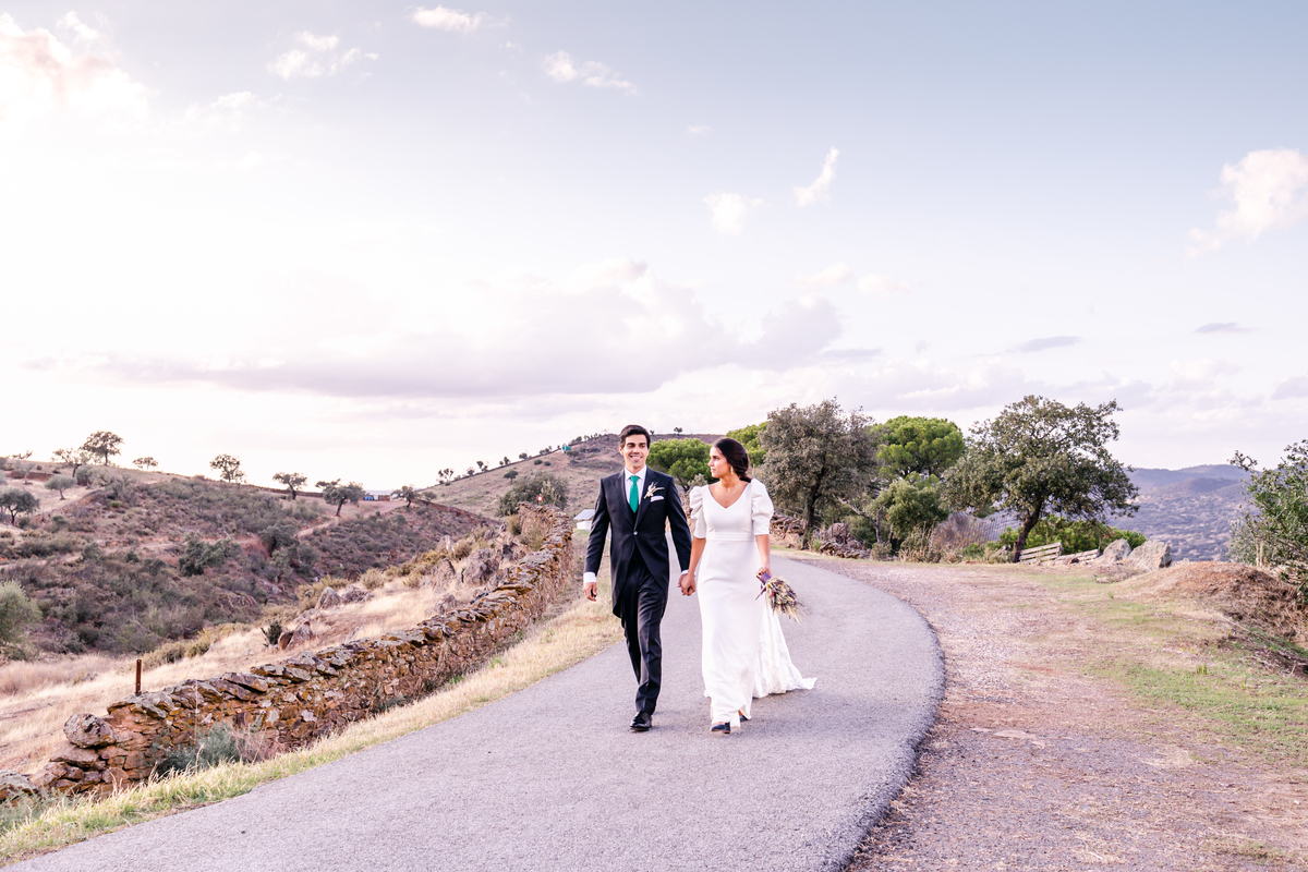 Fotografa de Casamentos, fazemos a reportagem da cerimónia e acompanhamos a festa, dando atenção a todos os pormenores; sessão com os noivos incluída.
Inês Valente Fotografia - Everyone has a Story