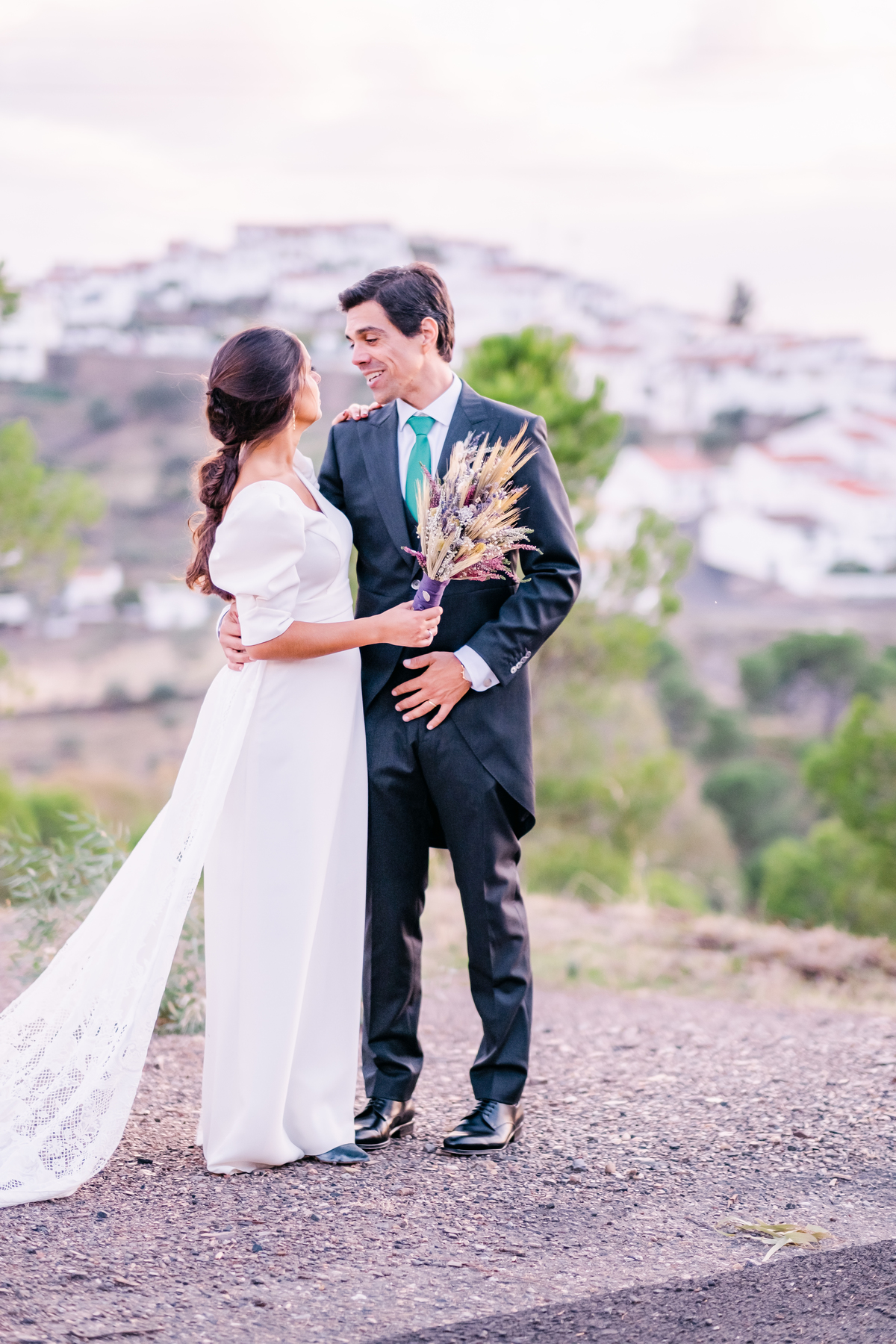 Fotografa de Casamentos, fazemos a reportagem da cerimónia e acompanhamos a festa, dando atenção a todos os pormenores; sessão com os noivos incluída.
Inês Valente Fotografia - Everyone has a Story