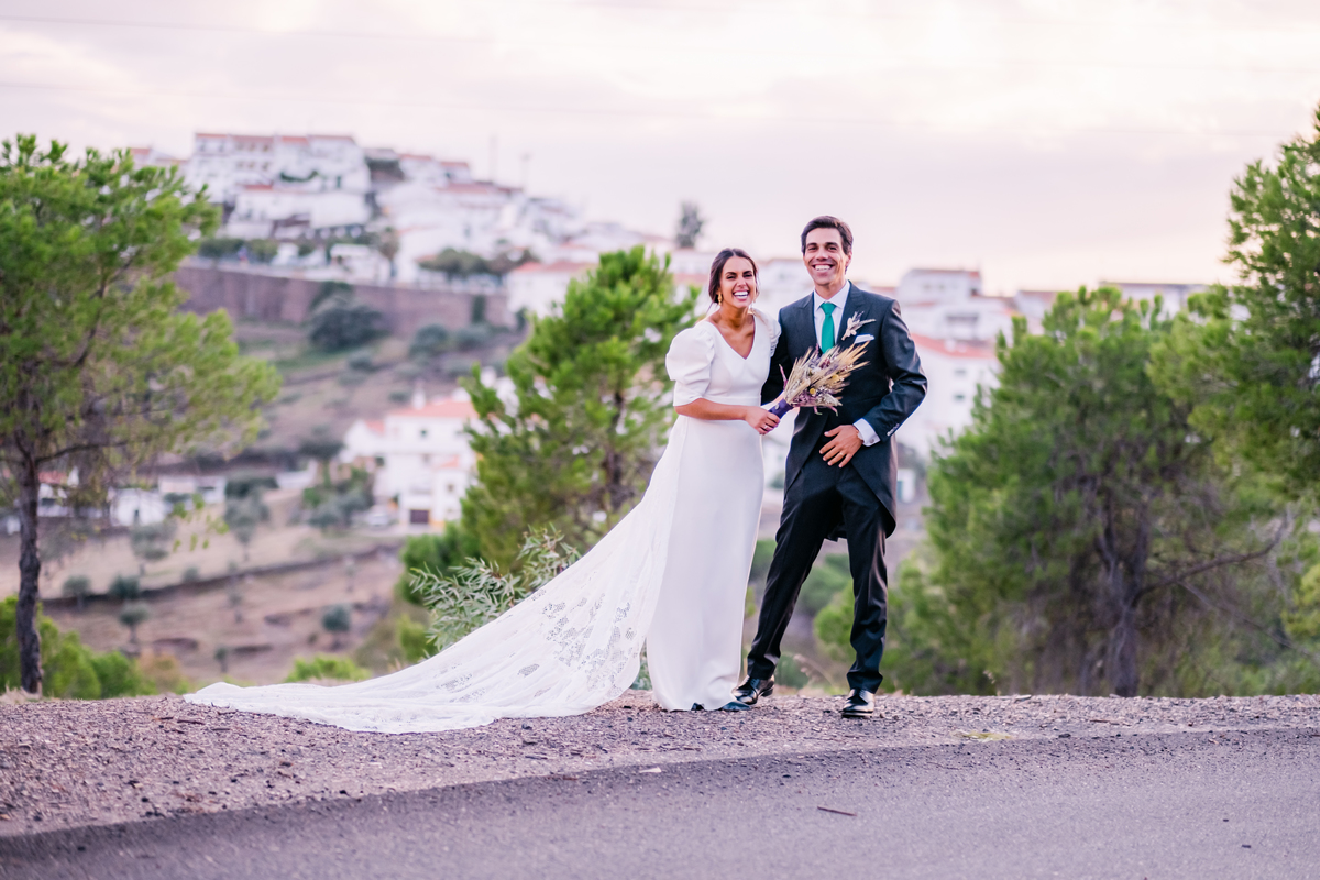 Fotografa de Casamentos, fazemos a reportagem da cerimónia e acompanhamos a festa, dando atenção a todos os pormenores; sessão com os noivos incluída.
Inês Valente Fotografia - Everyone has a Story
