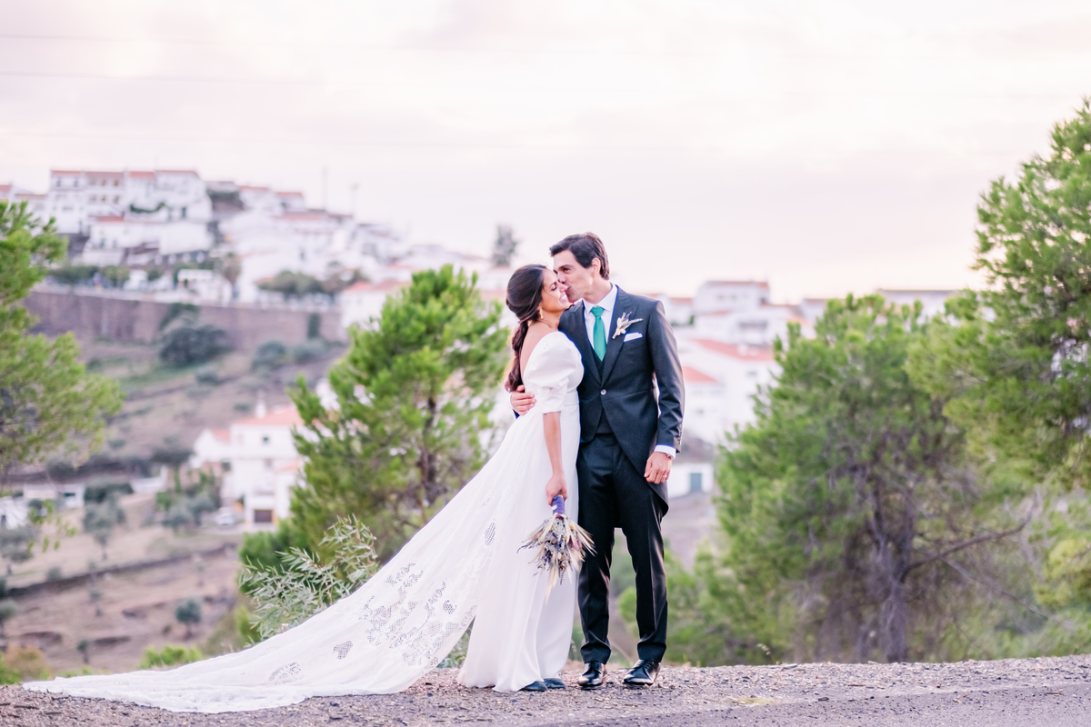 Fotografa de Casamentos, fazemos a reportagem da cerimónia e acompanhamos a festa, dando atenção a todos os pormenores; sessão com os noivos incluída.
Inês Valente Fotografia - Everyone has a Story