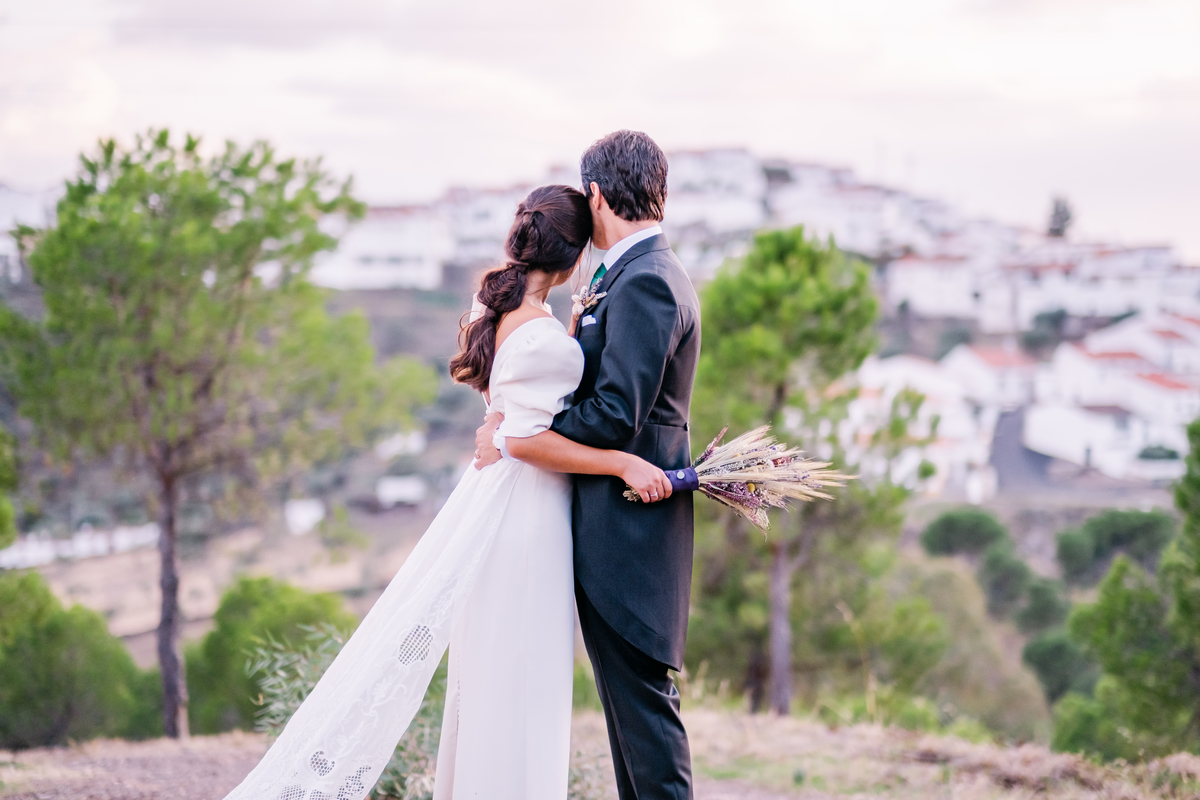 Fotografa de Casamentos, fazemos a reportagem da cerimónia e acompanhamos a festa, dando atenção a todos os pormenores; sessão com os noivos incluída.
Inês Valente Fotografia - Everyone has a Story