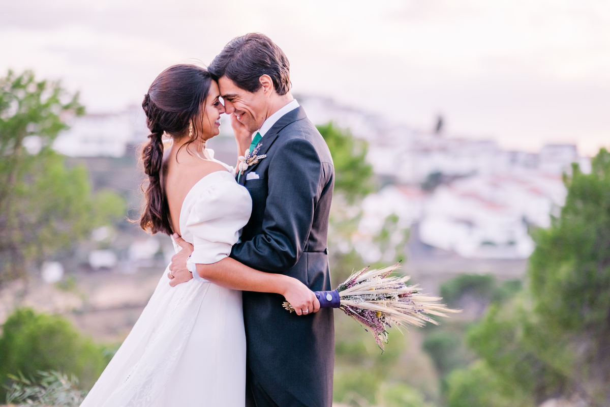Fotografa de Casamentos, fazemos a reportagem da cerimónia e acompanhamos a festa, dando atenção a todos os pormenores; sessão com os noivos incluída.
Inês Valente Fotografia - Everyone has a Story