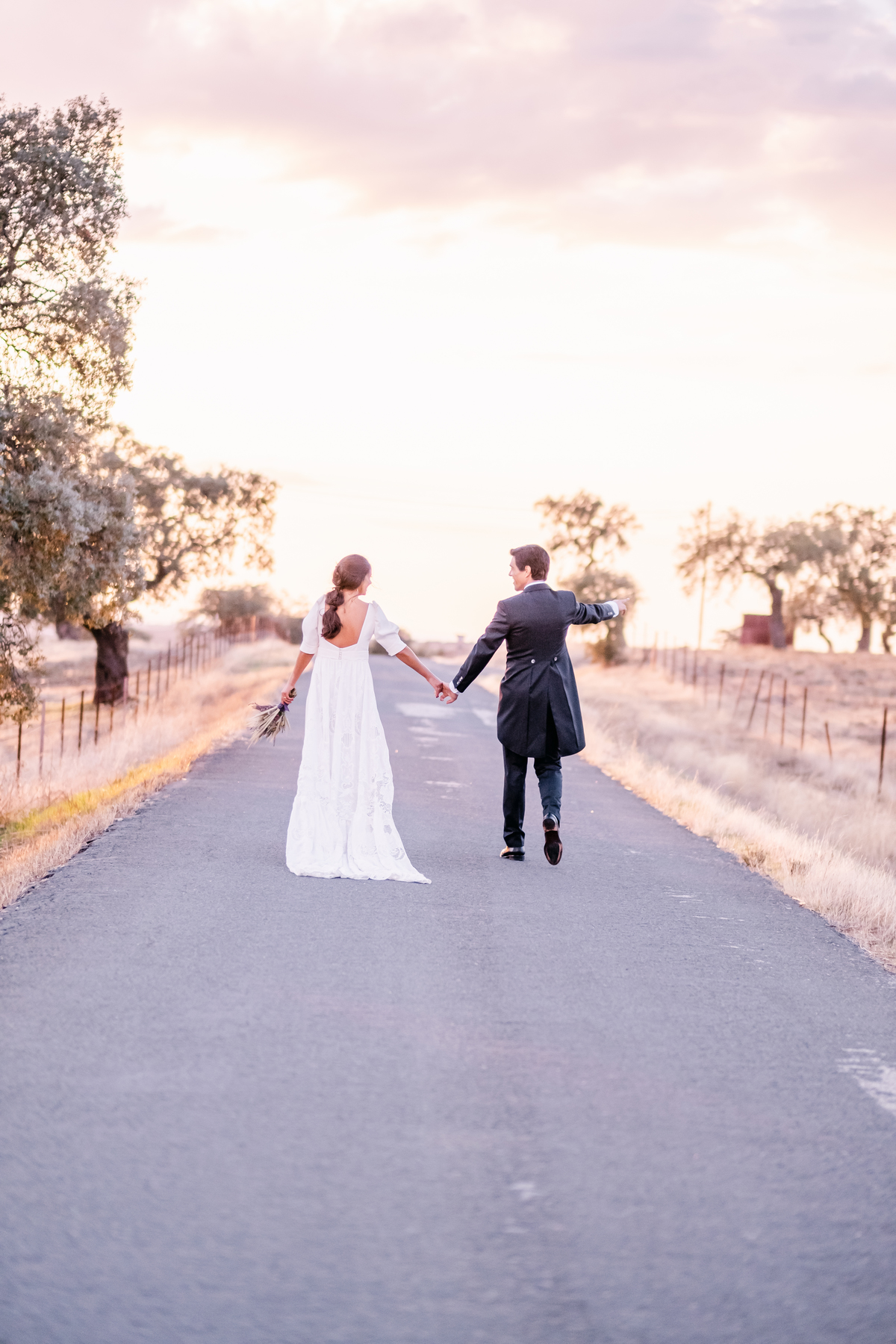 Fotografa de Casamentos, fazemos a reportagem da cerimónia e acompanhamos a festa, dando atenção a todos os pormenores; sessão com os noivos incluída.
Inês Valente Fotografia - Everyone has a Story