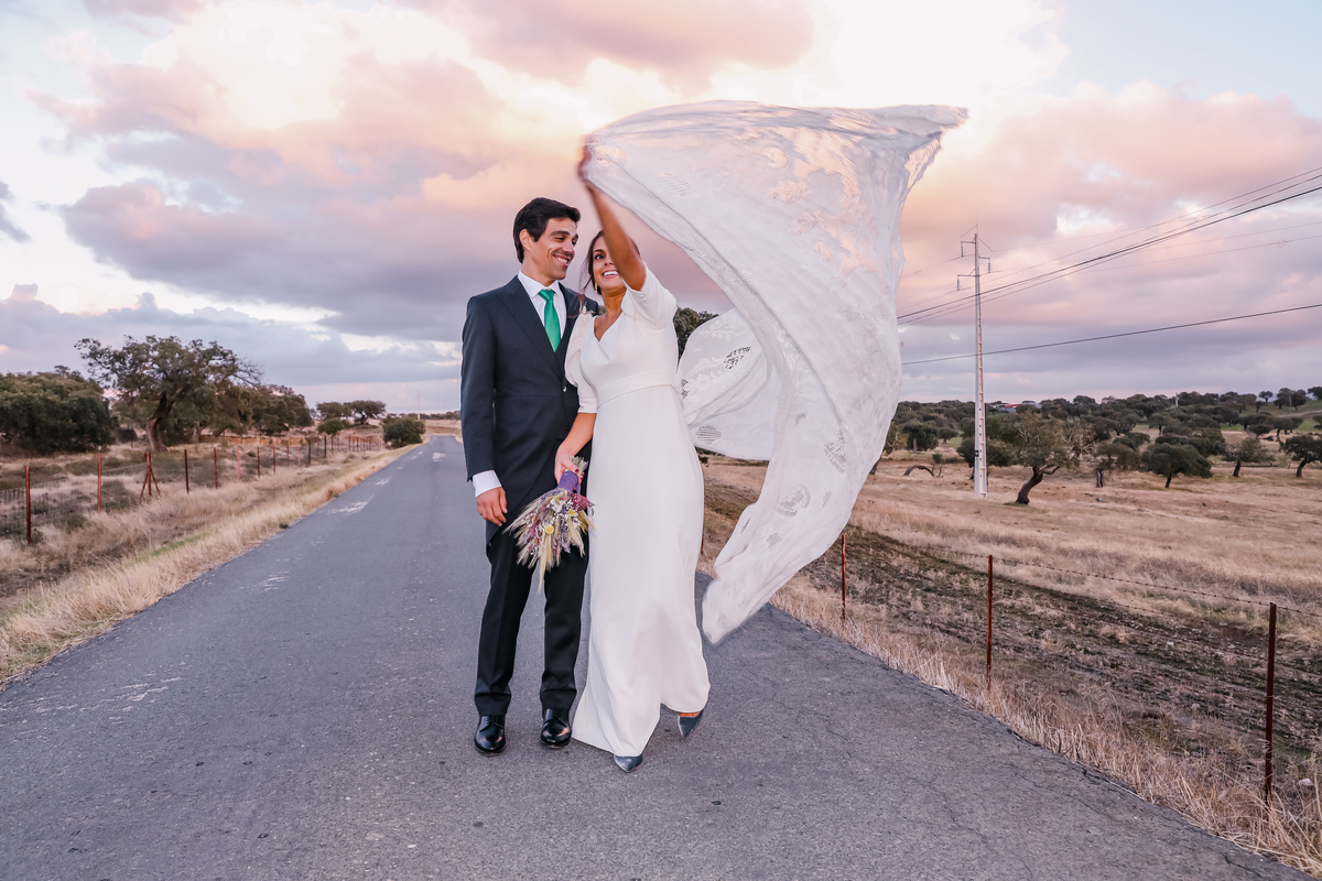Fotografa de Casamentos, fazemos a reportagem da cerimónia e acompanhamos a festa, dando atenção a todos os pormenores; sessão com os noivos incluída.
Inês Valente Fotografia - Everyone has a Story