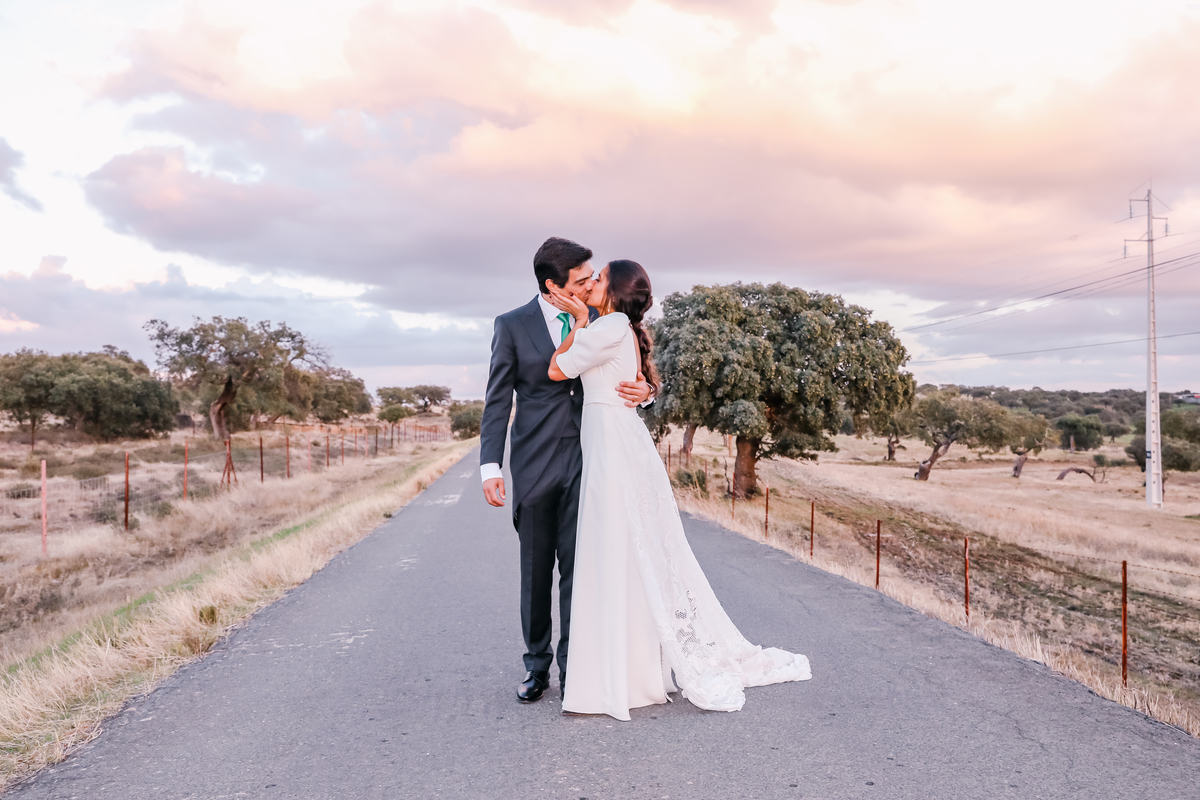 Fotografa de Casamentos, fazemos a reportagem da cerimónia e acompanhamos a festa, dando atenção a todos os pormenores; sessão com os noivos incluída.
Inês Valente Fotografia - Everyone has a Story