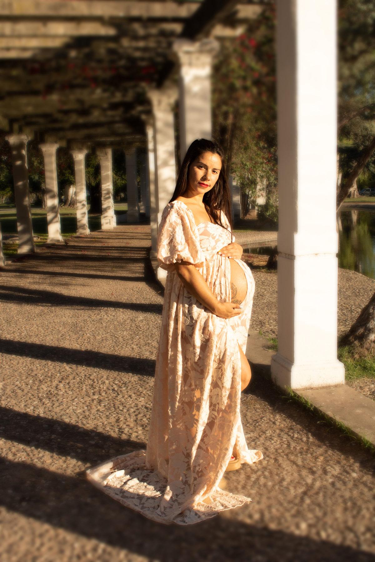 embarazada de perfil, mirando al frente,  en una glorieta