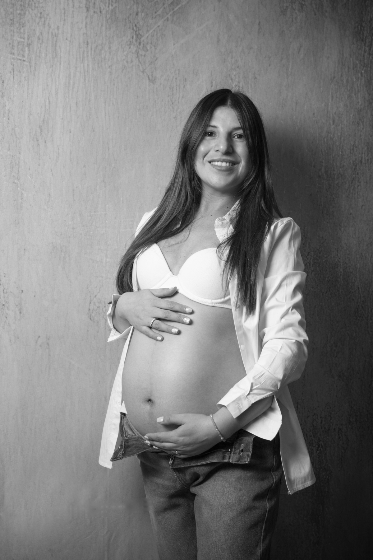 embarazada con look informal en jean y camisa en blanco y negro
