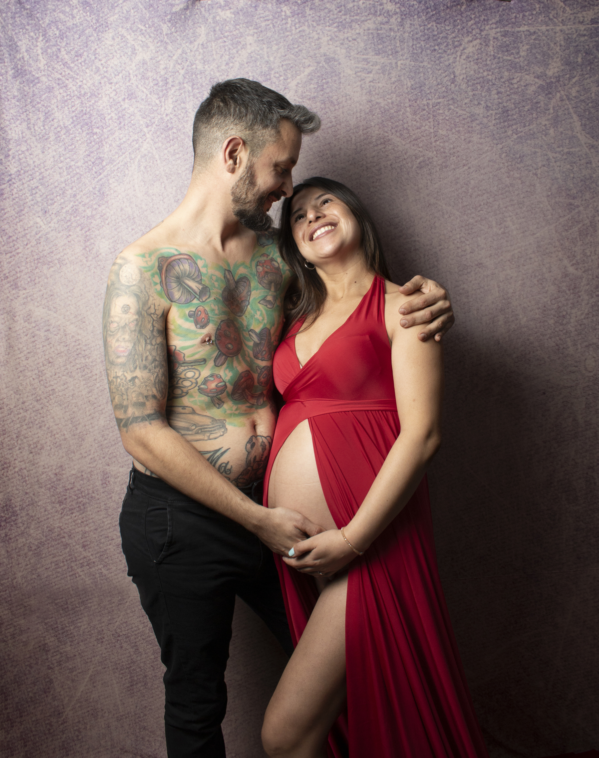 embarazada y su pareja abrazados 